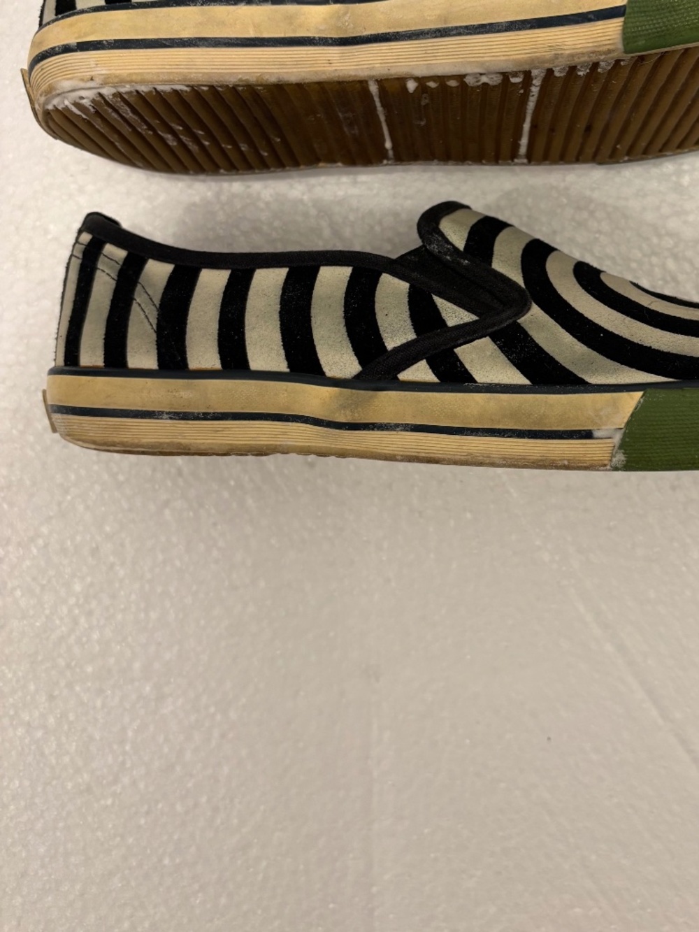 Vintage 80%20 Black & White Bullseye Slip-On Sneakers; 7.5 - Picture 6 of 7